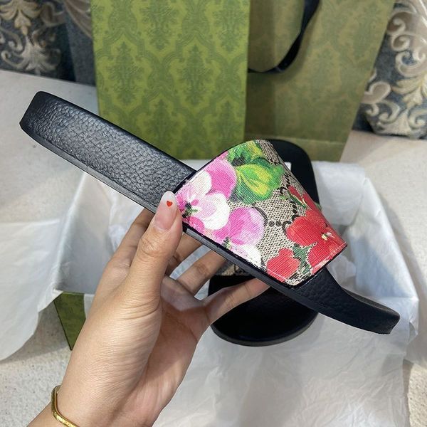2023 designer slides mens womens sandals black floral flowers canvas shoes fashion luxury summer sandals beach sneakers 35-45
2023 designer slides mens womens sandals black floral flowers canvas shoes fashion luxury summer sandals beach sneakers 35-45