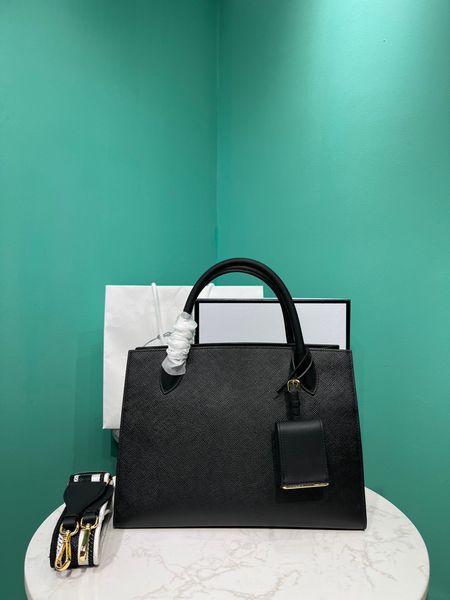 2023 new women's handbag high-end quality crossbody bag cowhide shoulder bag detachable leather straps gold plated accessories two inne
2023 new women's handbag high-end quality crossbody bag cowhide shoulder bag detachable leather straps gold plated accessories two inne