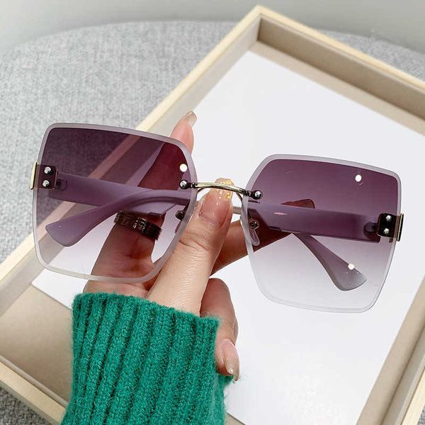 new net red frameless trimmed street shooting tiktok fashion sunglasses female, White;black
new net red frameless trimmed street shooting tiktok fashion sunglasses female, White;black