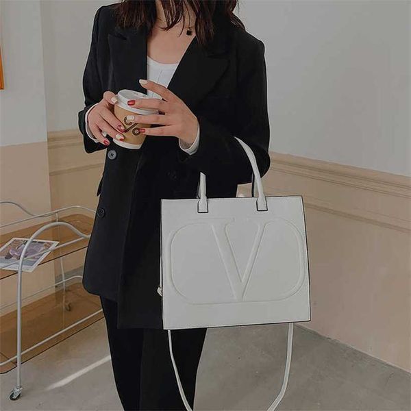 designer bag 2023 handbag new handheld shoulder calf leather large capacity tote netizen versatile crossbody women's
designer bag 2023 handbag new handheld shoulder calf leather large capacity tote netizen versatile crossbody women's
