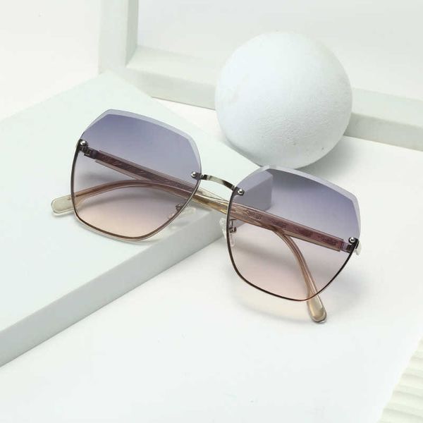 gradient women in 2023 new trendy and high-end design large frame display small face fashionable sunglasses uv protection for driving, White;black
gradient women in 2023 new trendy and high-end design large frame display small face fashionable sunglasses uv protection for driving, White;black