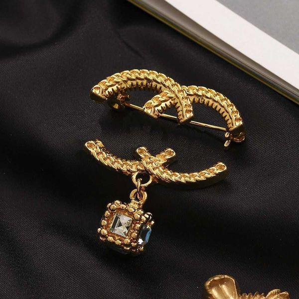 luxury design jewelry pearl brooch women love diamond alphabet inlaid pin brooch fashion couple clothes accessories gift 18k gold plated 925, Gray
luxury design jewelry pearl brooch women love diamond alphabet inlaid pin brooch fashion couple clothes accessories gift 18k gold plated 925, Gray