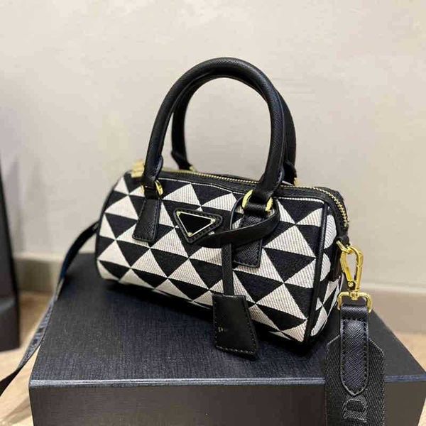 pbag triangle totes vintage the tote bag mini designer bags women 5 colors hand crossbody bags classic design purses handbags 220919
pbag triangle totes vintage the tote bag mini designer bags women 5 colors hand crossbody bags classic design purses handbags 220919