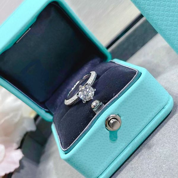 7a925 sterling silver six claw one carat wedding ring classic women's wedding ring square diamond jewelry with box, Slivery;golden
7a925 sterling silver six claw one carat wedding ring classic women's wedding ring square diamond jewelry with box, Slivery;golden