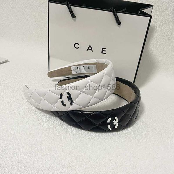 korean new fashion style hair hoop classic design womens love hair clip black and white headwear premium gift accessories
korean new fashion style hair hoop classic design womens love hair clip black and white headwear premium gift accessories