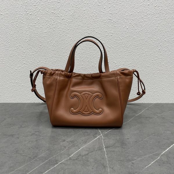 the design of the 2023 new women's handbag is basically the same as the large one, and a detachable long shoulder strap is added qualit
the design of the 2023 new women's handbag is basically the same as the large one, and a detachable long shoulder strap is added qualit