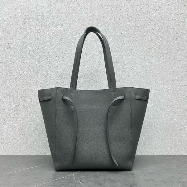 the new women's handbag features a classic drawstring shopping bag with a soft full leather body that can change various shapes ultra-l
the new women's handbag features a classic drawstring shopping bag with a soft full leather body that can change various shapes ultra-l