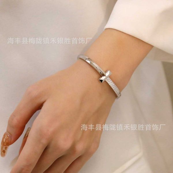internet celebrity tiffay t1 bracelet narrow version high cnc exquisite carving process diamond yiyang qianxi same double t buckle with logo, Black
internet celebrity tiffay t1 bracelet narrow version high cnc exquisite carving process diamond yiyang qianxi same double t buckle with logo, Black
