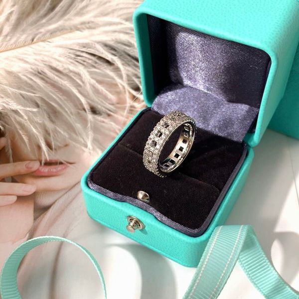 luxurys fashion designer rings for women diamond ring classic hollow holiday gift men gold silver engagement ring personalized couple couple
luxurys fashion designer rings for women diamond ring classic hollow holiday gift men gold silver engagement ring personalized couple couple