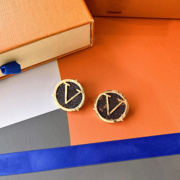 luxury women fashion leather letter stud classic stainless steel earrings couple gifts designer jewelry engagement earrings wholesale y23144, Golden;silver
luxury women fashion leather letter stud classic stainless steel earrings couple gifts designer jewelry engagement earrings wholesale y23144, Golden;silver