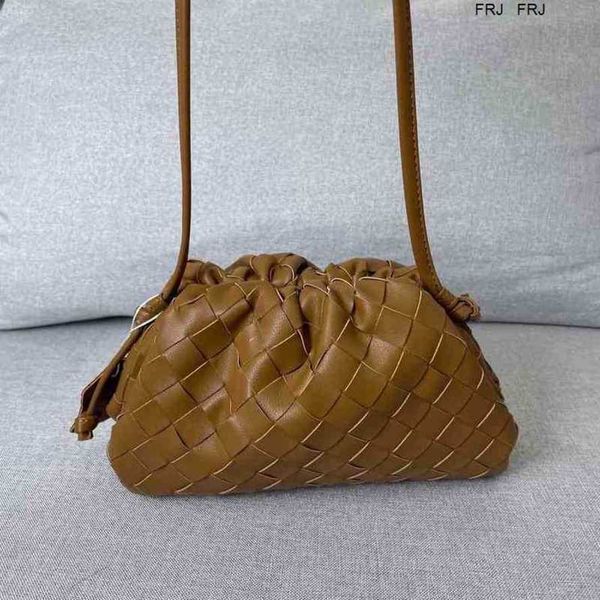 designer bottegas bags venetas new style pleated wind woven cloud bag leather single shoulder messenger hand magnetic button dumpling womens
designer bottegas bags venetas new style pleated wind woven cloud bag leather single shoulder messenger hand magnetic button dumpling womens