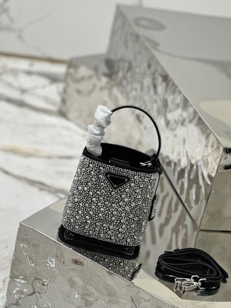 this elegant women's handbag is covered in crystals all over, shining like jewelry. detachable shoulder strap design for easy styling c
this elegant women's handbag is covered in crystals all over, shining like jewelry. detachable shoulder strap design for easy styling c