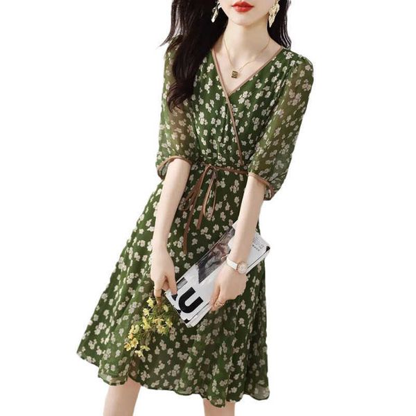 contrast floral dress summer new style medium length design sense commuter versatile v-neck skirt, Black;gray
contrast floral dress summer new style medium length design sense commuter versatile v-neck skirt, Black;gray