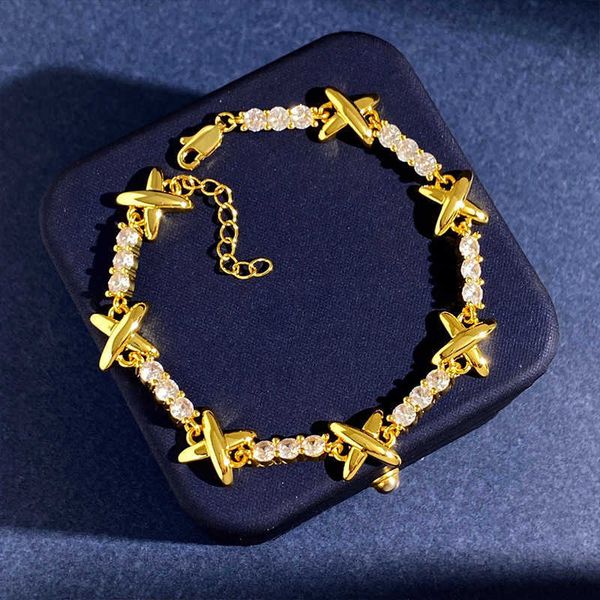selling light luxury zircon bracelet tiffay metal smooth face x letter fashion shiny full diamond plated 18k gold handpiece, Golden;silver
selling light luxury zircon bracelet tiffay metal smooth face x letter fashion shiny full diamond plated 18k gold handpiece, Golden;silver