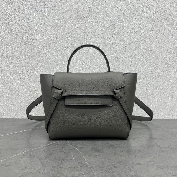 the new women's handbag is made of classic daily grain calf leather. the entire vehicle has neat and meticulous lines, giving a retro a
the new women's handbag is made of classic daily grain calf leather. the entire vehicle has neat and meticulous lines, giving a retro a