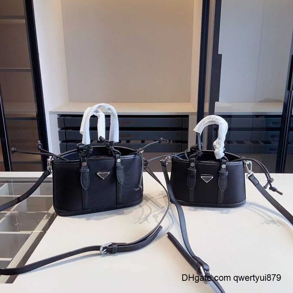 shoulder bags designer tote handbag waterproof bag women crossbody fashion handbags luxury messenger pocket outdoor packs 2sizes black color
shoulder bags designer tote handbag waterproof bag women crossbody fashion handbags luxury messenger pocket outdoor packs 2sizes black color