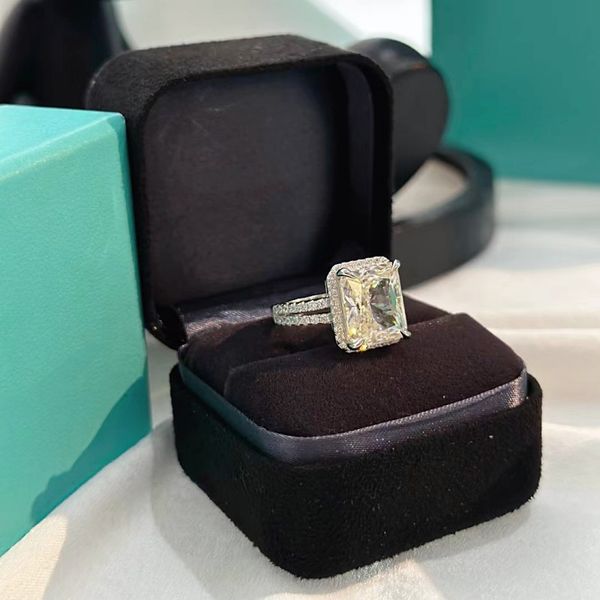 7a high-end four claw five carat wedding ring classic women's wedding ring 925 sterling silver diamond jewelry with box, Slivery;golden
7a high-end four claw five carat wedding ring classic women's wedding ring 925 sterling silver diamond jewelry with box, Slivery;golden