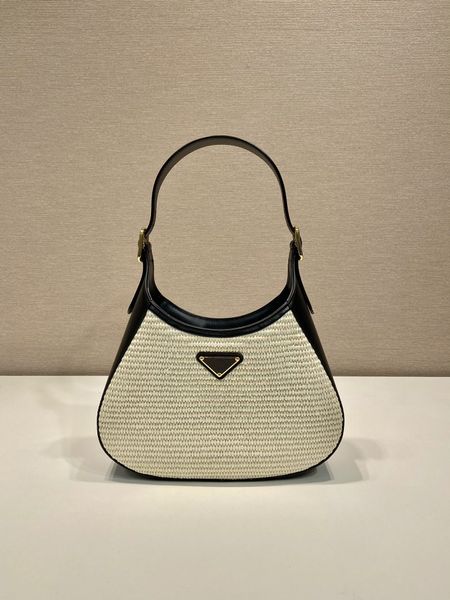 this women's handbag is made of calf leather and handmade grass weaving, with sheepskin inside, which is very flavorful whether it is c
this women's handbag is made of calf leather and handmade grass weaving, with sheepskin inside, which is very flavorful whether it is c
