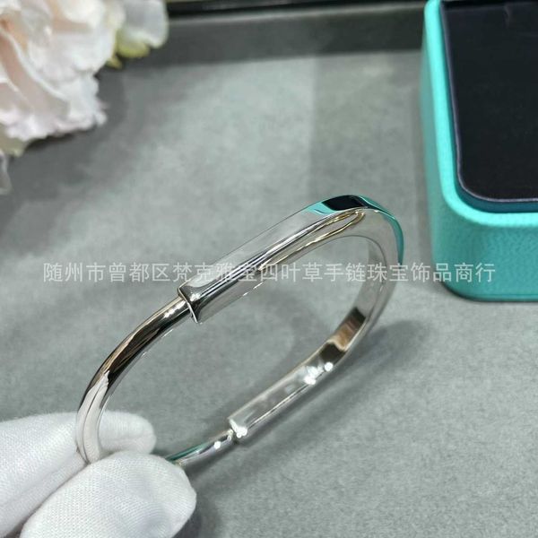 famous brand new lk lock head bracelet smooth high edition tiffay premium t-shaped minimalist style, Black
famous brand new lk lock head bracelet smooth high edition tiffay premium t-shaped minimalist style, Black