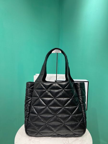the long-awaited new shopping bag has three layers of super large capacity inside, and the texture of the bag is light and soft lambskin
the long-awaited new shopping bag has three layers of super large capacity inside, and the texture of the bag is light and soft lambskin