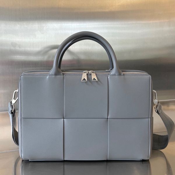 2023 new men's briefcase high-end quality shoulder bag cowhide crossbody bag square classic braid shape with silver zipper hardware is
2023 new men's briefcase high-end quality shoulder bag cowhide crossbody bag square classic braid shape with silver zipper hardware is