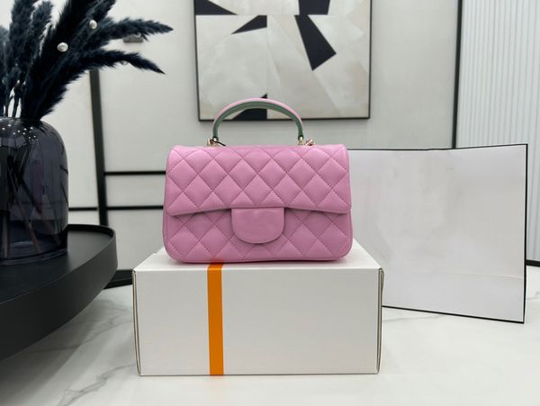 classic rhombus flap bag with one shoulder crossbody, adorned with exquisite classic chains paired with a portable, delicate sheepskin, embe
classic rhombus flap bag with one shoulder crossbody, adorned with exquisite classic chains paired with a portable, delicate sheepskin, embe
