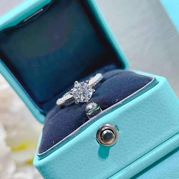 7a six claw one carat engagement diamond ring fashion designer women's ring european and american popular jewelry belt box, Slivery;golden
7a six claw one carat engagement diamond ring fashion designer women's ring european and american popular jewelry belt box, Slivery;golden