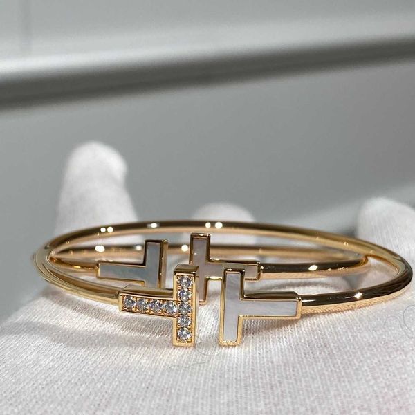 designer new high version tiffay v gold white fritillary bracelet spring steel pipe 18k thick high-quality cnc, Black
designer new high version tiffay v gold white fritillary bracelet spring steel pipe 18k thick high-quality cnc, Black