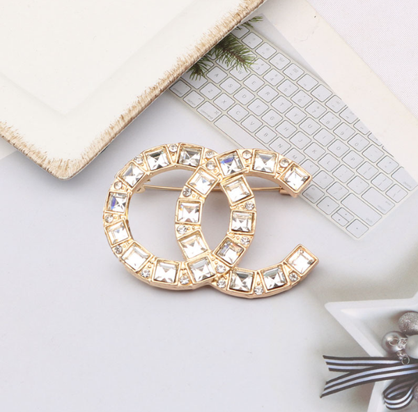 luxury design brand desinger brooch women love crystal rhinestone pearl letter brooches suit pin fashion jewelry clothing decoration accesso, Gray
luxury design brand desinger brooch women love crystal rhinestone pearl letter brooches suit pin fashion jewelry clothing decoration accesso, Gray