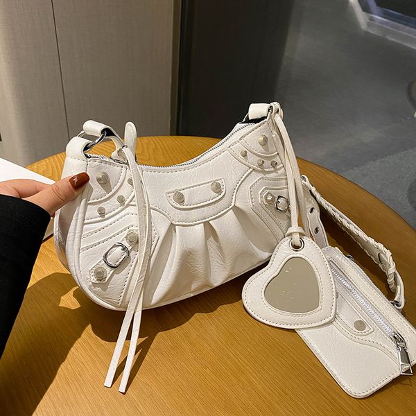 2023 new retro rivet half moon locomotive bag moon teeth bag rivet three in one crossbody locomotive bag female underarm bag
2023 new retro rivet half moon locomotive bag moon teeth bag rivet three in one crossbody locomotive bag female underarm bag