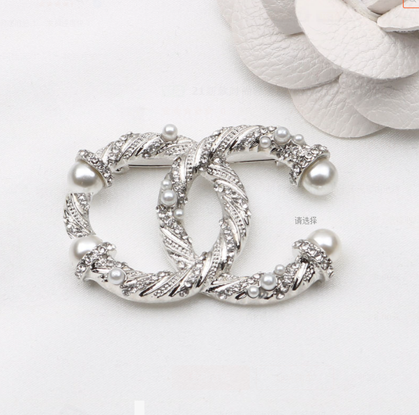 luxury design brand desinger brooch women crystal rhinestone pearl letter brooches suit pin fashion jewelry clothing decoration accessories, Gray
luxury design brand desinger brooch women crystal rhinestone pearl letter brooches suit pin fashion jewelry clothing decoration accessories, Gray