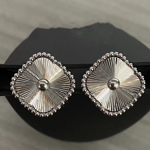 designer van clover stud earring luxury four-leaf classics charm earrings women flower jewelry womam earing 563, Golden;silver
designer van clover stud earring luxury four-leaf classics charm earrings women flower jewelry womam earing 563, Golden;silver