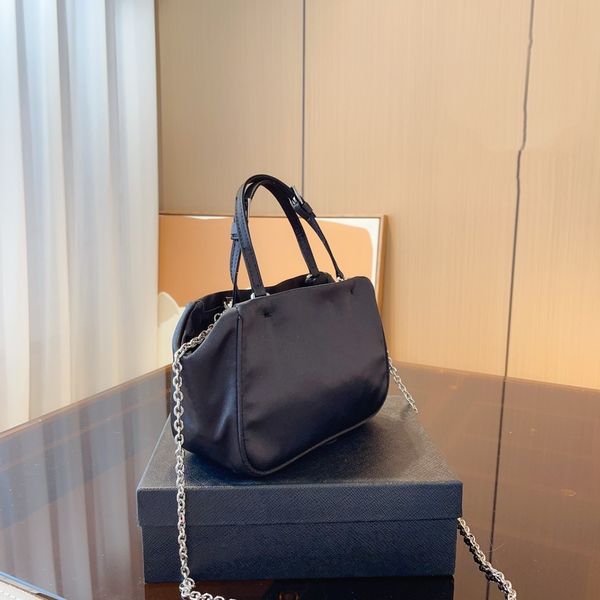 simple bag, waterproof nylon pillow bag, lightweight small handbag, one shoulder women's bag, versatile diagonal cross bag
simple bag, waterproof nylon pillow bag, lightweight small handbag, one shoulder women's bag, versatile diagonal cross bag