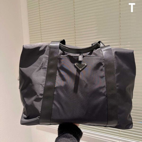 designer nylon single shoulder travel bag brand outdoor sports large capacity straddle suitable for men and women to carry short-haul luggag
designer nylon single shoulder travel bag brand outdoor sports large capacity straddle suitable for men and women to carry short-haul luggag