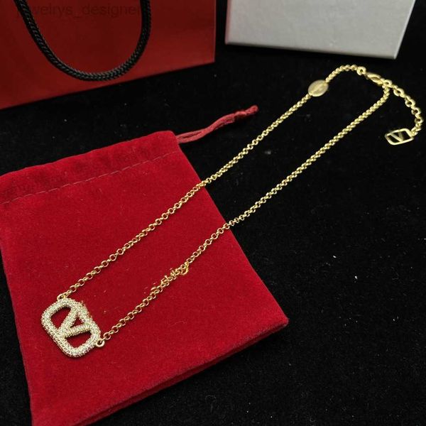 2023 luxury fashion necklace designer 925 silver plated stainless steel letter pendant necklace women's wedding jewelry
2023 luxury fashion necklace designer 925 silver plated stainless steel letter pendant necklace women's wedding jewelry