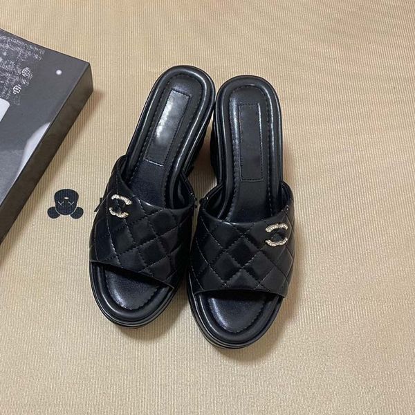 2023 designer sandals women's slippers brand sandals original diamond c-button collar plaid heel thick sole slippers, Black
2023 designer sandals women's slippers brand sandals original diamond c-button collar plaid heel thick sole slippers, Black