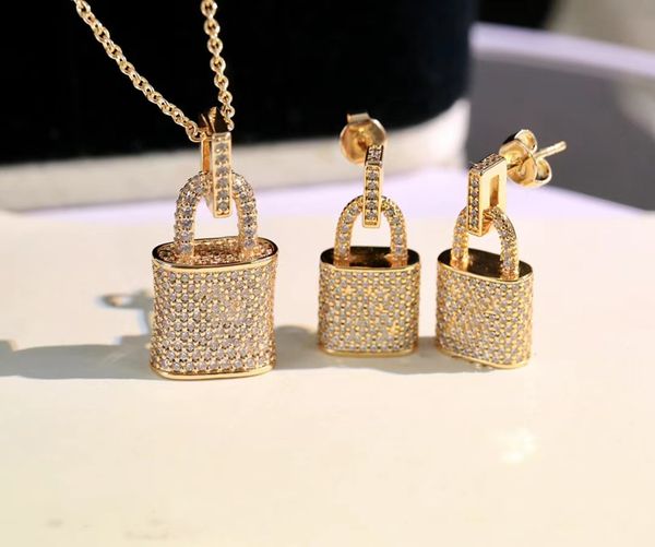 luxurys lock pendant necklaces fashion for man woman gold silver chaininverted triangle letter designers brand jewelry mens womens trendy pe
luxurys lock pendant necklaces fashion for man woman gold silver chaininverted triangle letter designers brand jewelry mens womens trendy pe