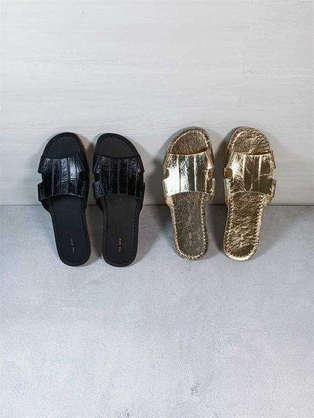 the row cruel~the * row shoes 2023 summer open toe black gold eel skin beach flat bottom slippers for female outwear
the row cruel~the * row shoes 2023 summer open toe black gold eel skin beach flat bottom slippers for female outwear