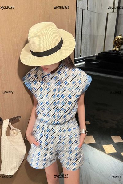 designer clothes women tracksuits lady sports suit 2pcs blue and white pottery bat sleeve shirt and shorts #multiple product, Gray
designer clothes women tracksuits lady sports suit 2pcs blue and white pottery bat sleeve shirt and shorts #multiple product, Gray