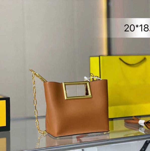 designer bag classic fashion hardware clasps simple atmospheric design leather commuter handbag
designer bag classic fashion hardware clasps simple atmospheric design leather commuter handbag