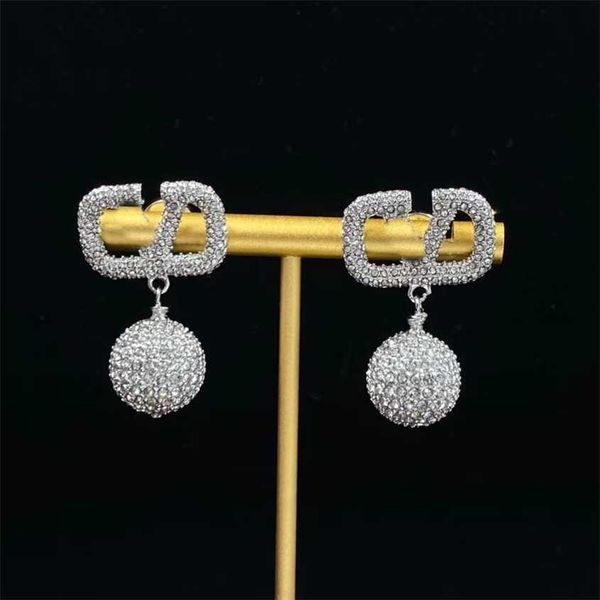 2023 new v-letter circular pendant water diamond brass material temperament 925 silver needle earrings for women, Golden
2023 new v-letter circular pendant water diamond brass material temperament 925 silver needle earrings for women, Golden