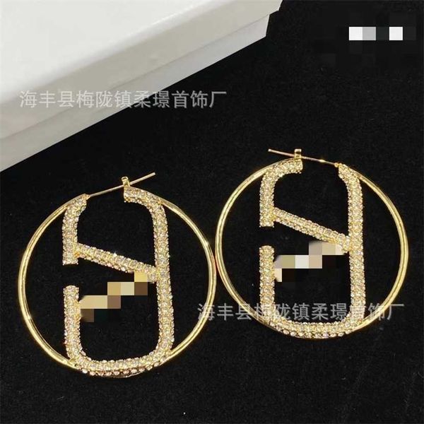 2023 large circular hollow large v-letter diamond inlaid two color huajia brass material style personalized street earrings, Golden
2023 large circular hollow large v-letter diamond inlaid two color huajia brass material style personalized street earrings, Golden