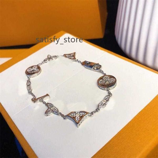 luxury designer ladies chain gold women bracelets with official size design golden four petals bracelets never fade, Black
luxury designer ladies chain gold women bracelets with official size design golden four petals bracelets never fade, Black