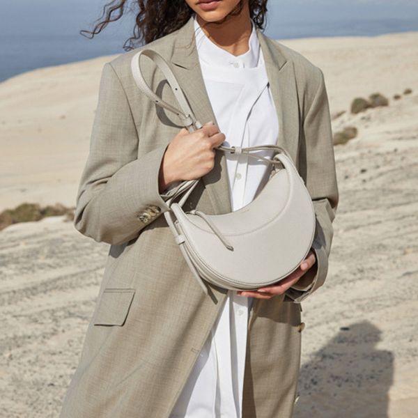 luxurys designer bag the tote bag women underarm crescent moon bag leather material fashion niche one shoulder saddle bags adjustable should
luxurys designer bag the tote bag women underarm crescent moon bag leather material fashion niche one shoulder saddle bags adjustable should