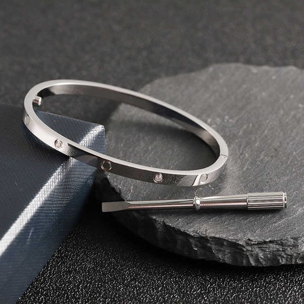 original designer bracelet carti five generation titanium steel bracelet female european rose golden beauty fashion trend stainless jewelry, Black
original designer bracelet carti five generation titanium steel bracelet female european rose golden beauty fashion trend stainless jewelry, Black