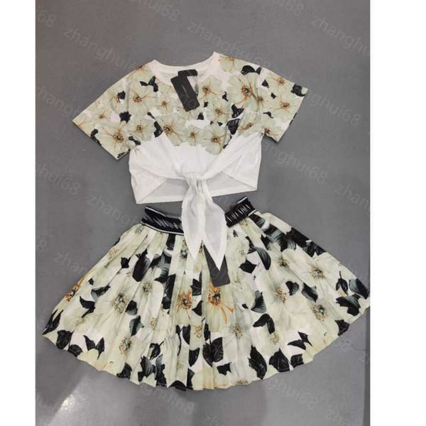 23ss womens designer clothing skirt set round neck cotton printed ribbon short sleeve t-shirt letter ribbon patchwork pleated half skirt set, White
23ss womens designer clothing skirt set round neck cotton printed ribbon short sleeve t-shirt letter ribbon patchwork pleated half skirt set, White