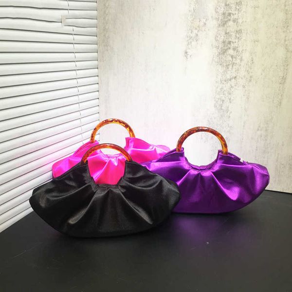 the same model as the internet celebrity new niche portable bag for women with pleated silk cloud bags and a dinner bag for women
the same model as the internet celebrity new niche portable bag for women with pleated silk cloud bags and a dinner bag for women
