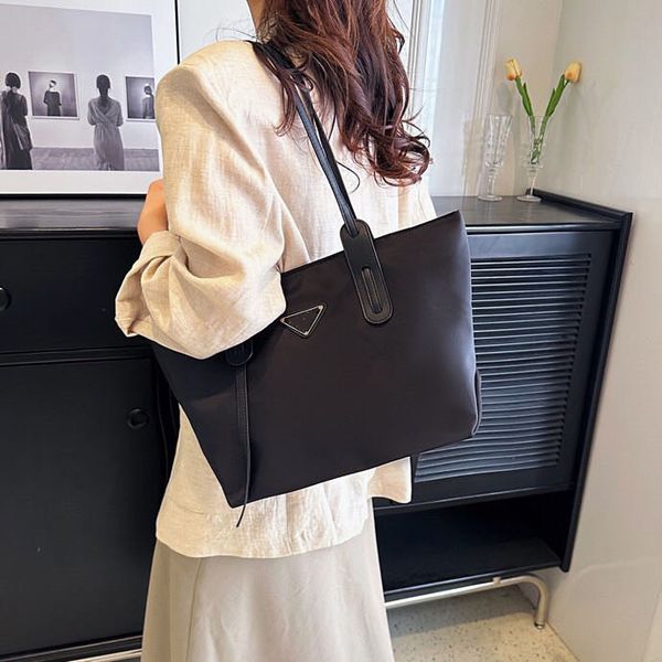 brand day packs high capacity bag for women's handbag simple texture portable shoulder bag mesh trendy crossbody tote bag
brand day packs high capacity bag for women's handbag simple texture portable shoulder bag mesh trendy crossbody tote bag