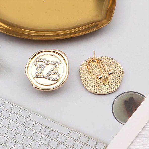 2023 double f premium french fashionable diamond embedding geometric button letter lacquer print gold earrings, Golden
2023 double f premium french fashionable diamond embedding geometric button letter lacquer print gold earrings, Golden