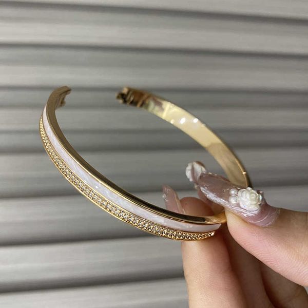 original designer 24k champagne gold carti full star bracelet color deduction shell small design high level with logo, Black
original designer 24k champagne gold carti full star bracelet color deduction shell small design high level with logo, Black